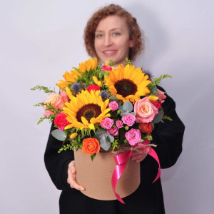 Подсолнухи в ярком букете в коробке