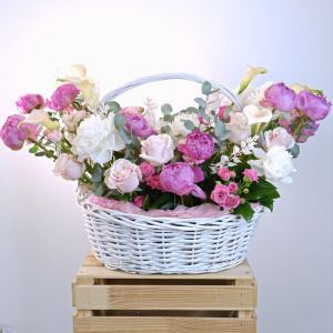Пионы, каллы и розы в большой эффектной корзине "Букет Мечты"