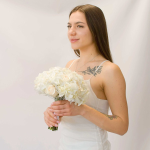 Букет невесты с белой гортензией и розами "Притяжение"