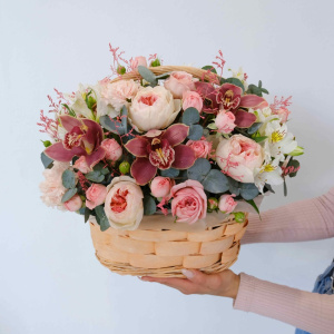 Пионовидные розы Джульетта и орхидеи в корзине "Тайна цветущей любви"