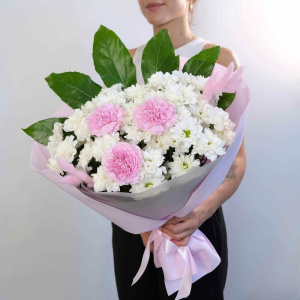 Хризантемы и диантусы в пышном букете "Зайка моя"