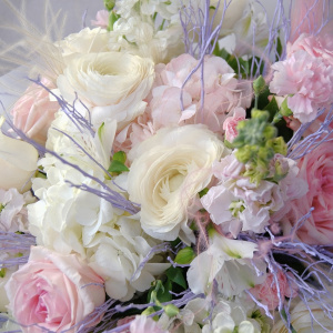Изысканный букет с пионовидными розами и ранункулюсами "Палитра нежности"