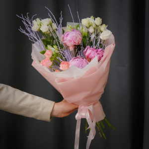 Розовые пионы и эустома в нежном букете