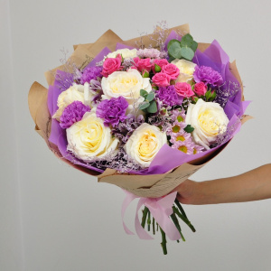 Пурпурный букет с пионовидными розами "Сиреневая песнь"