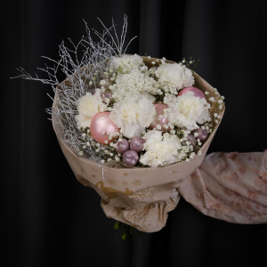 Зимний букет с гвоздиками, гипсофилой и зимним декором