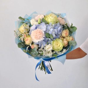 Голубая гортензия и розы "Голубое облачко"
