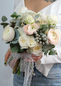 Букет невесты с ранункулюсами, розами и декоративной зеленью