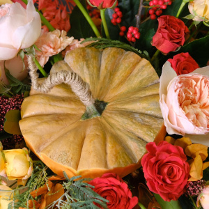 Цветы в тыкве! Тыква с каллами, пионовидными розами и ягодами илекса