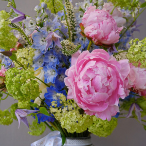 Букет в вазе от шеф-Флориста. Пионы Сара Бернар и голубой дельфиниум "Под небом голубым"