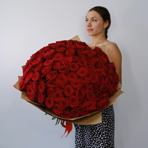 101 красная роза Россия, 60 см с вазой